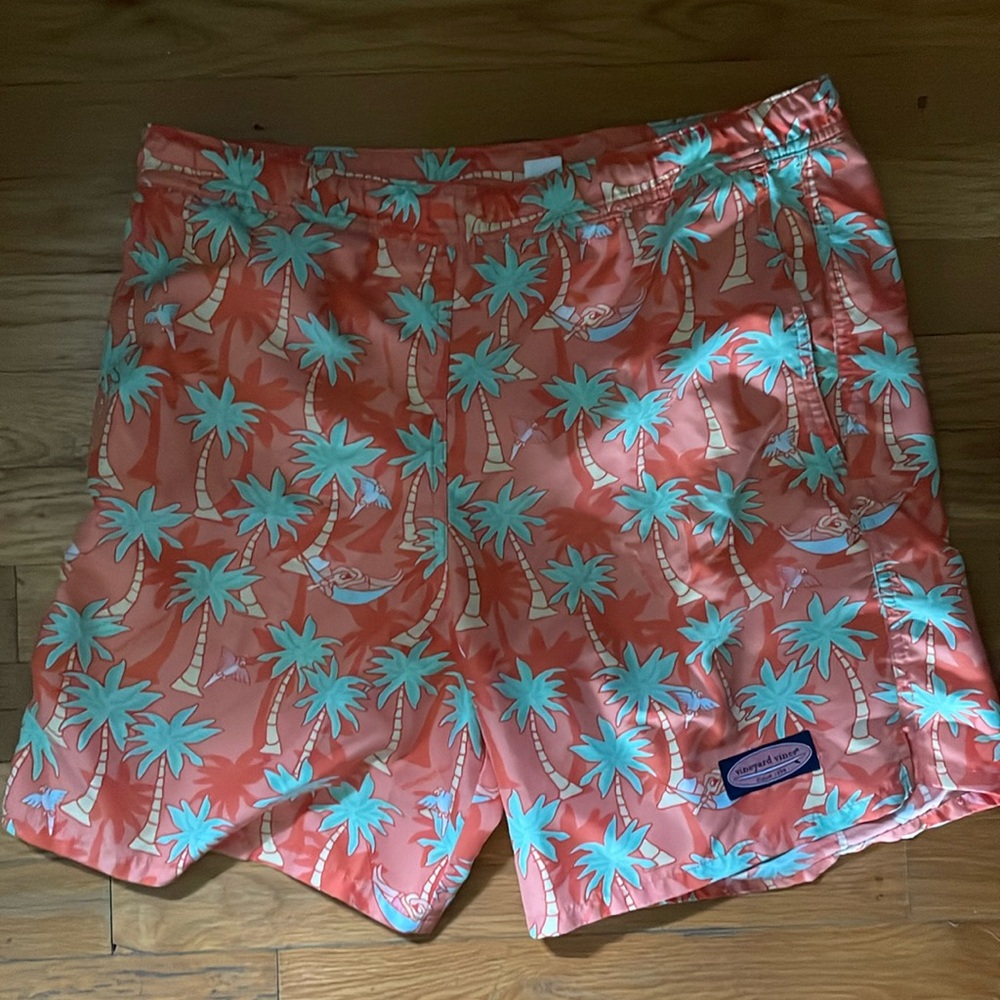 Men’s tropical palm tree design vineyard vines swim trunks